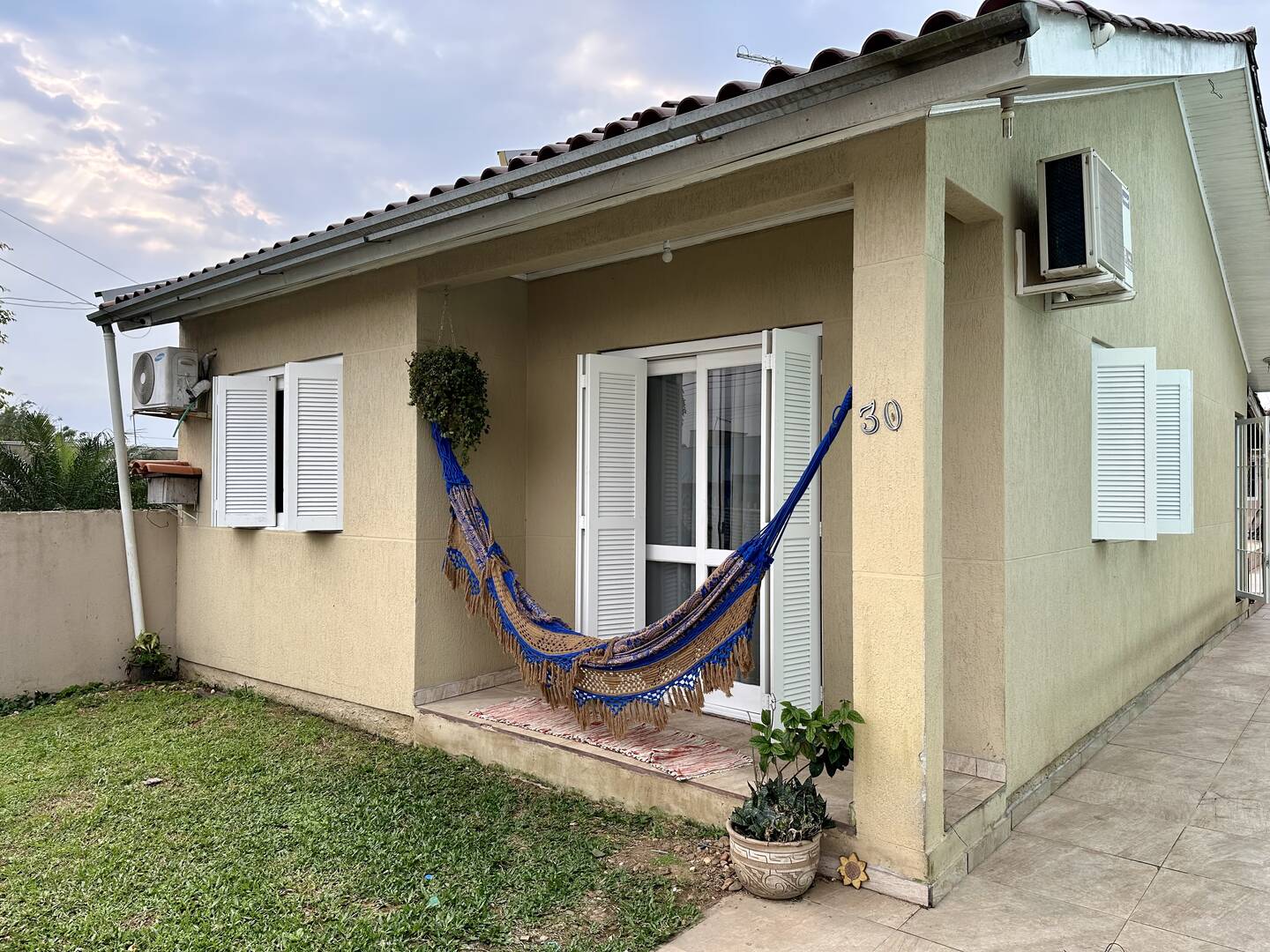 Casa à venda com 2 quartos, 57m² - Foto 1