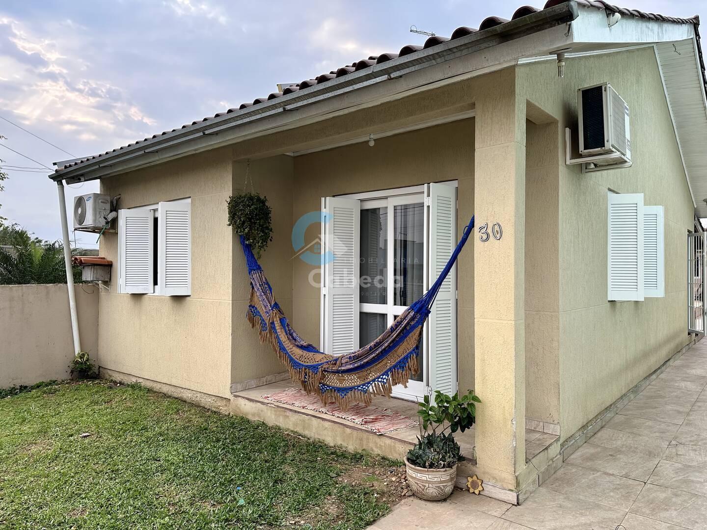 Casa à venda com 2 quartos, 57m² - Foto 1